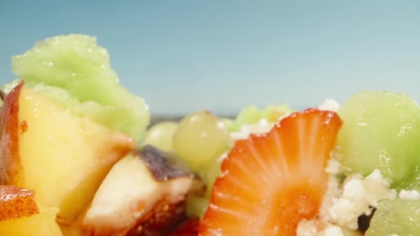 Stop Kiwi Een Fruitsalade Dolly Slider Extreme Close — Stockvideo