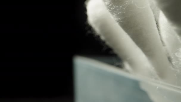 Białe Bawełniane Waciki Stoją Pudełku Czarnym Tle Dolly Suwak Ekstremalne — Wideo stockowe