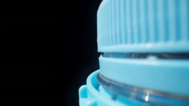 Відкрутив Велику Блакитну Шапку Від Пляшки Води Доллі Повзунок Екстремально — стокове відео