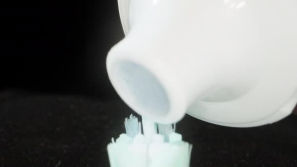 Ich Legte Weiße Zahnpasta Mit Blauen Kristallen Auf Die Bürste — Stockvideo