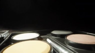 Dosyayı suluboya boya boya ve fırçayla kapatıyorum. Siyah bir arka planda. Dolly kaydırıcı aşırı yakın çekim.