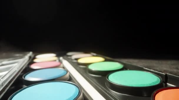 Otevřu Kufřík Akvarelovými Barvami Štětcem Dolly Slider Extrémní Zblízka — Stock video