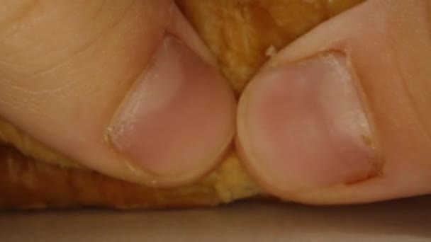 Eet Een Croissant Tweeën Liggen Croissants Tafel Dolly Slider Extreme — Stockvideo