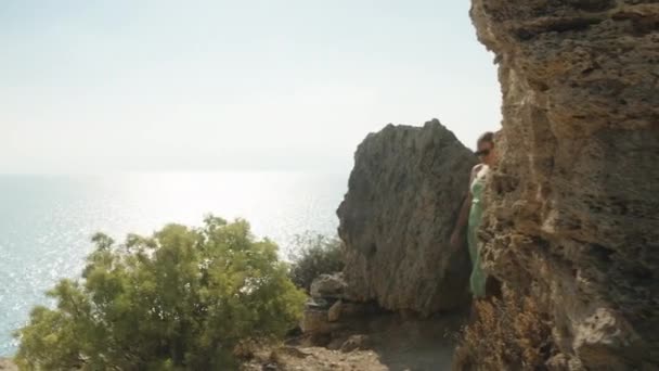 Дівчина Виходить Між Скелями Щоб Зустрітися Море Позаду — стокове відео