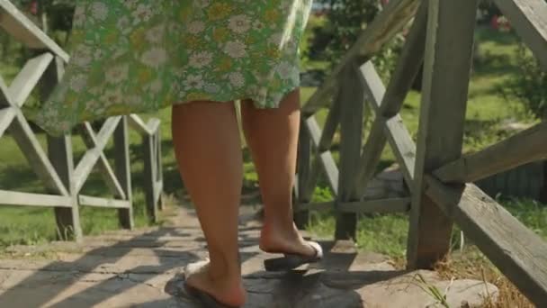 Yeşil Elbiseli Genç Bir Kadın Parkta Ahşap Bir Korkulukla Merdivenlerden — Stok video