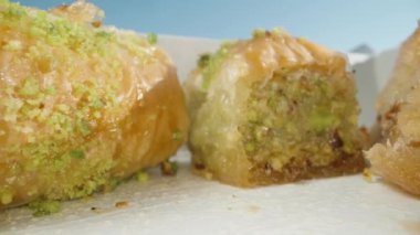 Fıstıklı ve cevizli Türk baklavası. Dolly kaydırıcı aşırı yakın çekim.