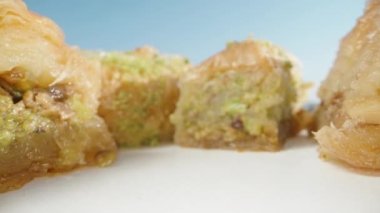 Fıstıklı ve cevizli Türk baklavası. Mavi gökyüzünün altında. Dolly kaydırıcı aşırı yakın çekim.