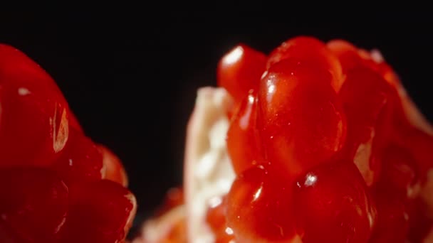 Porąbany Granat Czerwonym Ziarnem Kamera Przez Niego Przejeżdża Dolly Suwak — Wideo stockowe