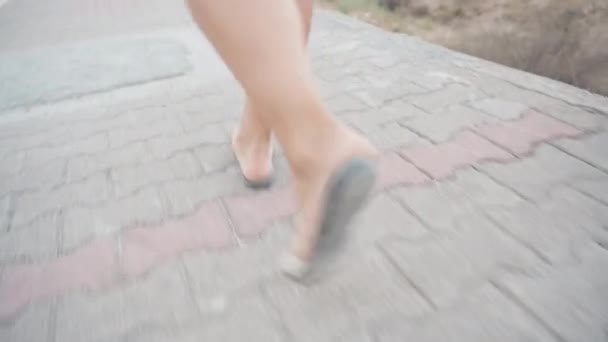 Genç Kadının Ayakları Sandalet Içinde Fayansta Yürüyor Kamera Dönüyor — Stok video