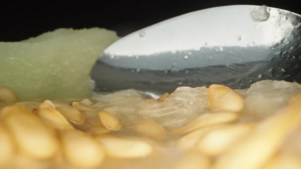 摄像机在瓜子里滑动 在骨头上滑动 勺子在背景上滑动 极端密切的情况 — 图库视频影像
