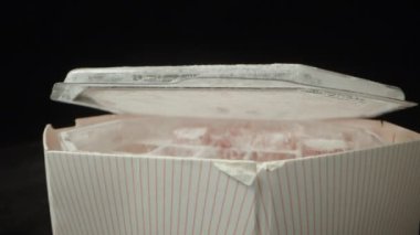 Kutuyu Türk lokumuyla açıp bir parça alırım. Dolly kaydırıcı aşırı yakın çekim.