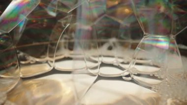 Siyah arka planda sabun köpükleri bir bardakta patladı. yakın plan.