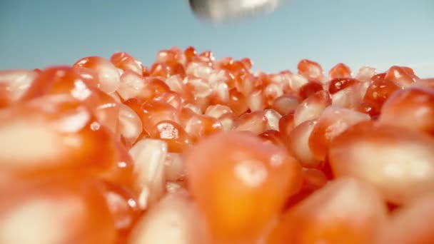 Ich Nivelliere Die Granatapfelkerne Mit Einem Löffel Extreme Nahaufnahme — Stockvideo