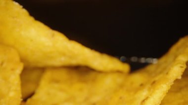 Bir cips serpintisi, kamera onların içinden geçer. Dolly kaydırıcı aşırı yakın çekim.