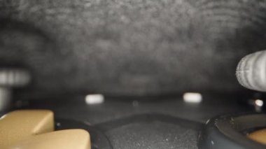 Bir çantada oyun konsolundan siyah joystick. Dolly kaydırıcı aşırı yakın çekim.