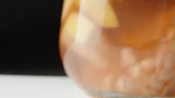 Tettem Egy Üveg Vörös Gyümölcslevet Almából Gránátalmából Asztalra Közelről — Stock videók