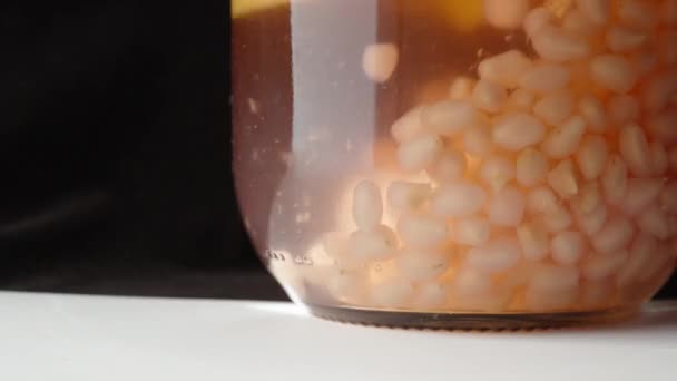 一罐苹果和石榴粒的红果汁在特写中滚落到底部 — 图库视频影像