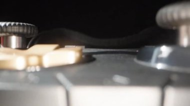 Oyun kumandasını fermuarlı bir kutuya koydum. Dolly kaydırıcı aşırı yakın çekim.