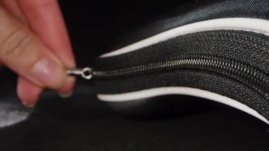 Oyun kumandasının yattığı çantanın fermuarını açıyorum. Dolly kaydırıcı aşırı yakın çekim.