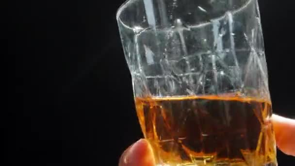 Jag Rör Whisky Ett Glas Närbild Och Dricka Extrem Närbild — Stockvideo
