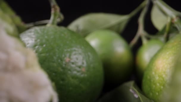 Kamera Áthajt Egy Kettétépett Zöld Mandarinon Dolly Csúszó Extrém Közelkép — Stock videók