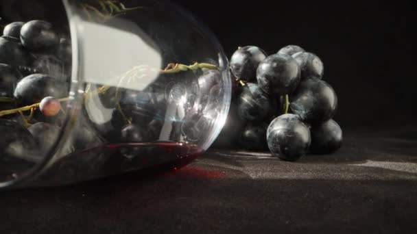 Κάμερα Γυρίζει Και Οδηγεί Ένα Ποτήρι Κρασί Ξαπλωμένο Στο Τραπέζι — Αρχείο Βίντεο