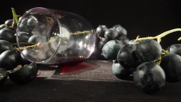 Bicchiere Vino Rovesciato Tavolo Nero Uva Nera Panorama Primo Piano — Video Stock