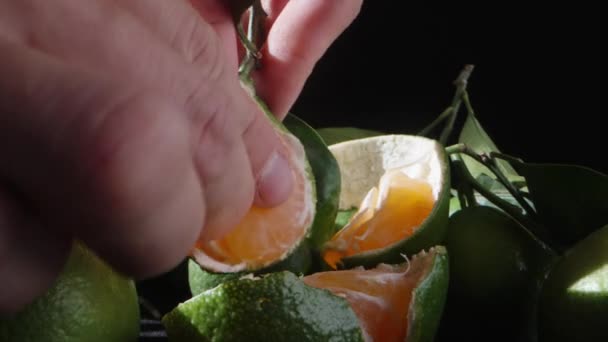 Apro Una Fetta Mandarino Con Una Buccia Verde Una Foglia — Video Stock