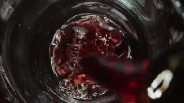 Ben şarabı üzümlerin arasından kadehe dökerken kamera kayıyor. Dolly kaydırıcı aşırı yakın çekim.