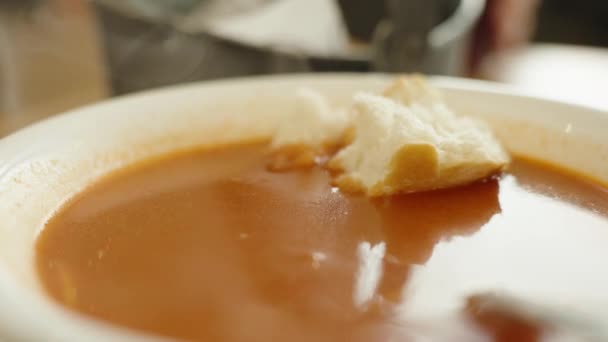 Vapor Sopa Tomate Plato Pedazo Pan — Vídeos de Stock