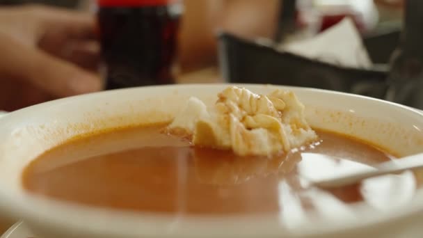 Brot Und Käse Einem Teller Tomatensuppe Suppe Dampf Nahaufnahme — Stockvideo