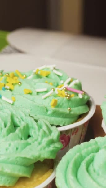 Zitronen Cupcakes Mit Minzcreme Und Mehrfarbigem Zuckerstreusel Dekorieren Vertikales Video — Stockvideo