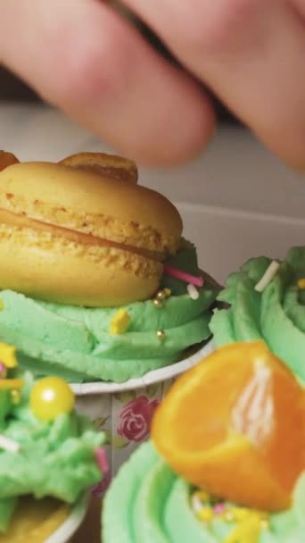 Limonlu Kekleri Nane Kremalı Pasta Ile Süsleyin Dikey Videoyu Kapat — Stok video