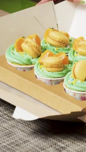 Recolher Uma Caixa Com Cupcakes Limão Creme Hortelã Close Vídeo — Vídeo de Stock