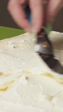 Krem peynirli kremayı rulo için dağıt. Dikey videoyu kapat.