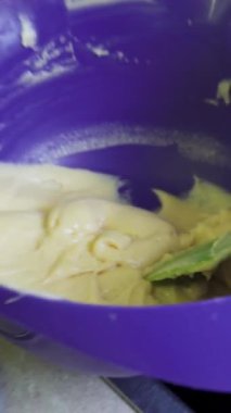 Kâr elde etmek için hamuru yemek tepsisine düşürmüş. Dikey videoyu kapat.