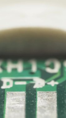 Telefon için şarj konnektöründeki bağlantılar ve mikro devreler, sürgülü çekim, dikey video.