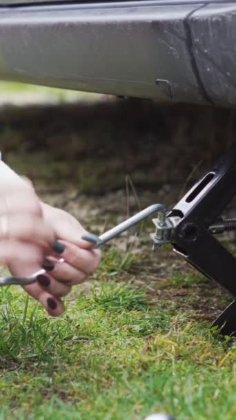 Eine Frau Mit Maniküre Wechselt Ein Autorad Wagenheber Schraubenschlüssel Fett — Stockvideo