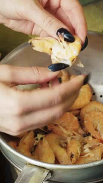 女孩清理大虾煮沸关闭垂直视频 — 图库视频影像