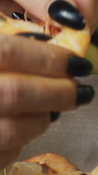 Νεαρή Γυναίκα Καθαρίζει Μεγάλες Βραστές Γαρίδες Κοντά Κάθετη Βίντεο — Αρχείο Βίντεο