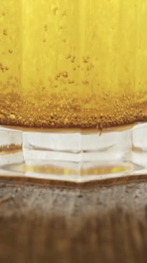 Spot ışıkları altında bira doldurur, bira, köpük ve köpük içer, dikey video çekimleri yapar..