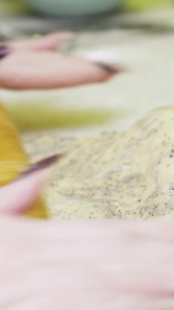 Chef Pastelaria Rola Massa Com Sementes Papoula Com Rolo Vídeo — Vídeo de Stock