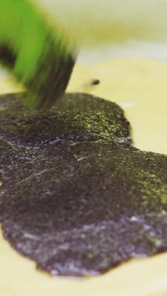 糕点厨师把罂粟填充物放在面团上 用一个绿色的水刺垂直视频 — 图库视频影像