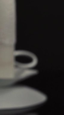 Şampanyayı beyaz bir mumun arka planına döküyor. Kaydırak atışı, yakın çekim. Dikey video.