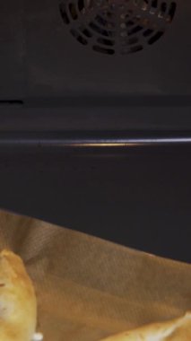 Genç bayan geleneksel Khachapuri 'yi yumurtalı hazırlıyor. Hamur ve peynir, fırına dikey video koyun..