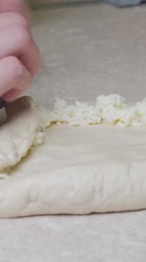 Genç bayan geleneksel Khachapuri 'yi yumurtalı hazırlıyor. Hamur ve peynir, fırına dikey video koyun..