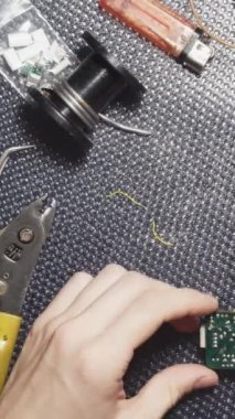 Lehim elektroniği, lehim macunu, kalay dikey görüntü.