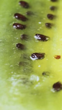 Dilimlenmiş kivi meyvesi, yakın plan tohumlar, slayt video dikey video.