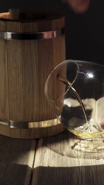 Nalanie Domowej Roboty Whisky Beczki Mini Dębu Zjeżdżalnia Wideo Reflektor — Wideo stockowe
