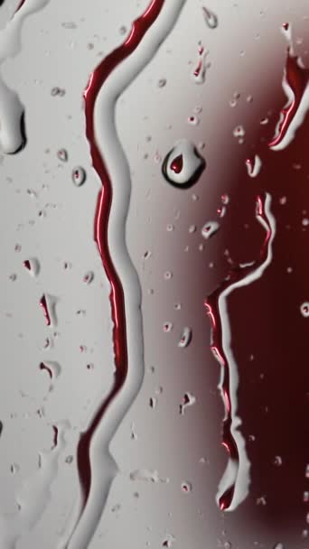 赤いハート窓雨涙悲しいバレンタインデー マクロ撮影垂直ビデオ — ストック動画